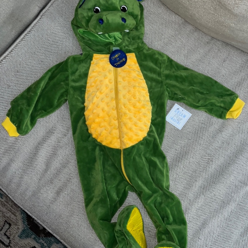 Adorable Dragon 🐉 Halloween 🎃 costume size 9-12 months.